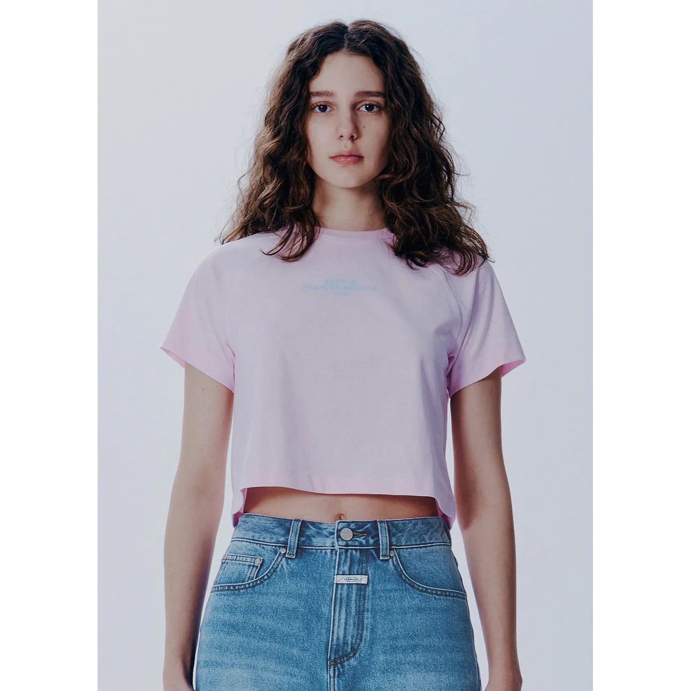 W LETTERING LOGO CROP TEE